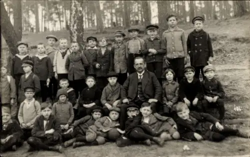 Ak Berlin Mitte, Gruppe von Jungen, ein Mann in Anzug, Waldlandschaft, Schulklasse