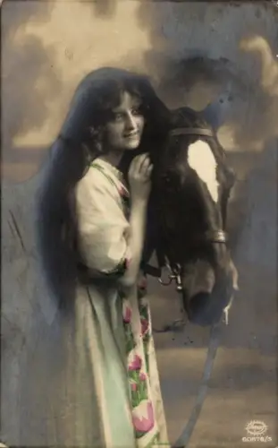 Ak Junge Frau mit Pferd, Portrait