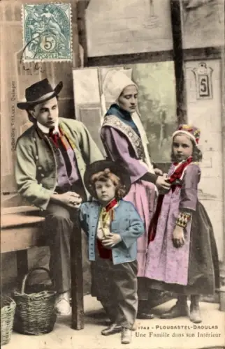 CPA Plougastel-Daoulas Finistère, Une Famille dans son Intérieur