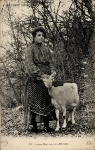 CPA En Auvergne, Jeune Gardeuse de Chèvres