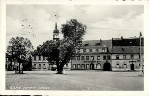 Ak Elstra in der Oberlausitz Sachsen,  Markt mit Rathaus, Baum, Gebäude, Straßenansicht