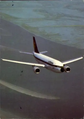 Ak Deutsche Lufthansa, Passagierflugzeug im Flug über dem Meer