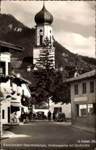 Ak Oberammergau in Oberbayern, Passionsdorf  Straßenpartie, Dorfkirche, H. Huber