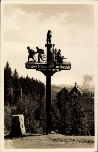 Ak Bärental Feldberg im Schwarzwald, Wegweiser mit Figuren, Wald im Hintergrund, Ortsschild, kein