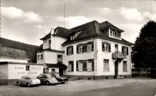 Ak Kinzigtal Wolfach im Schwarzwald, Gasthaus Rebstock, Parkplätze für Gäste, Schwarzwald, 4 Auto