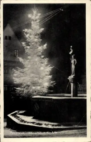 Ak Pößneck in Thüringen, Weihnachtsbaum, Brunnen, Statue, Nachtaufnahme