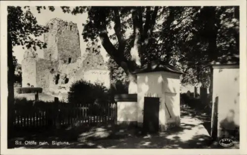 Ak Sigtuna Schweden, Ruine von St. Olof, Bäume, Weg, Zaun
