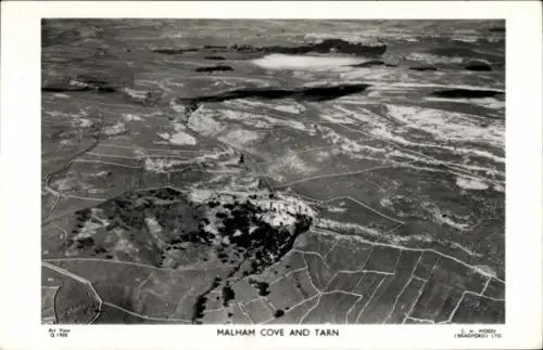 Ak Kirkby Malham Yorkshire England, Luftaufnahme,  Malham Tarn, Landschaft, Natur
