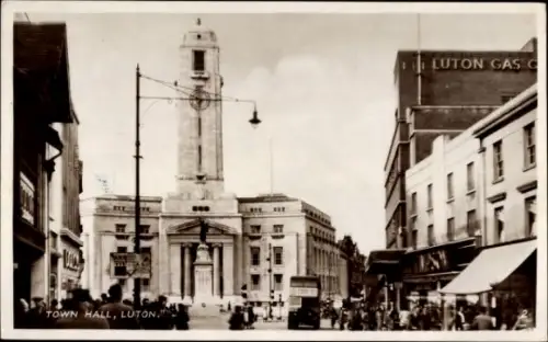 Ak Luton Bedfordshire England, Rathaus,  Luton Gas, Straßenansicht, Menschen, Fahrzeuge