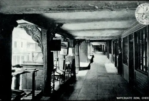 Ak Chester Cheshire England, Wasserstraße, Geschäfte, Stühle, Säulen, Schilder