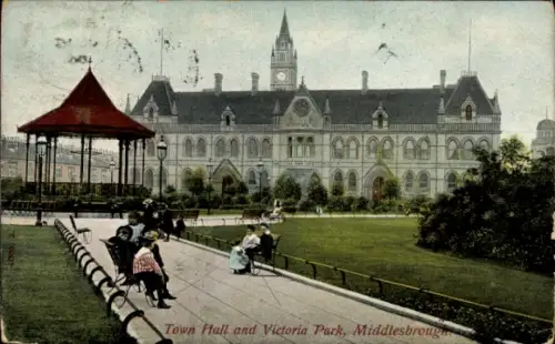 Ak Middlesbrough North East England, Rathaus, Victoria Park, Menschen auf Bänken, Pavillon