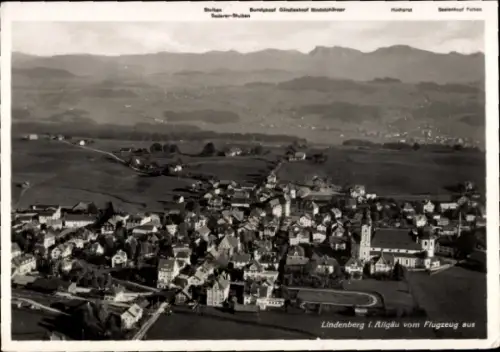 Ak Lindenberg im Allgäu Schwaben, Luftaufnahme Lindenberg, Allgäu, Berge im Hintergrund