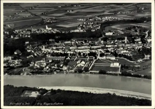 Ak Mühldorf am Inn Oberbayern, Luftaufnahme von Mühldorf, Fluss sichtbar, ländliche Umgebung