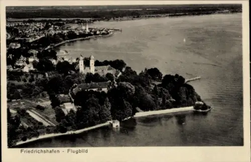 Ak Friedrichshafen am Bodensee, Luftaufnahme von  Bodensee, Wasser, Bäume, Gebäude