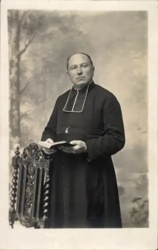 Ak Geistlicher mit Bibel, Portrait