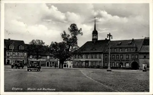Ak Elstra in der Oberlausitz Sachsen,  Markt mit Rathaus, alte Autos,  Gebäude