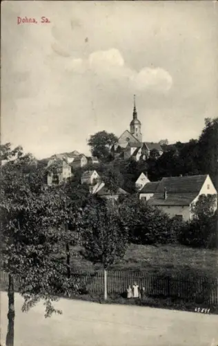 Ak Dohna in Sachsen,  Sa., Häuser, Kirche, Bäume, Straße, zwei Kinder