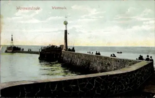 Ak Ostseebad Warnemünde Rostock,  Westmole, Hafenansicht, Menschen am Wasser