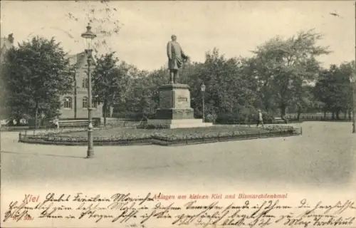 Ak Kiel, Bismarckdenkmal, kleiner  Statue, Blumenbeete, Laternen