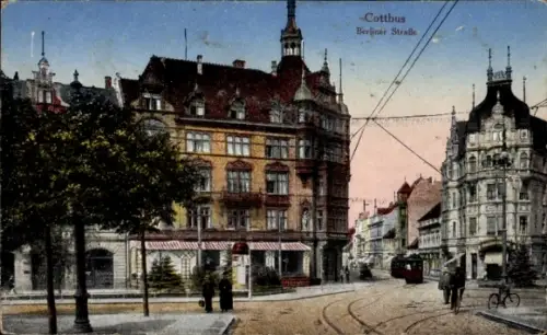 Ak Cottbus in der Niederlausitz,  Berliner Straße, Straßenbahn,  Gebäude, Menschen