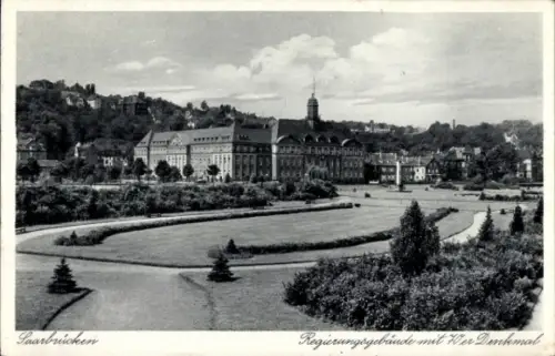 Ak Saarbrücken im Saarland,  Regierungsgebäude, Denkmal