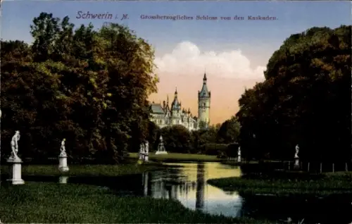 Ak Schwerin in Mecklenburg,  Großherzogliches Schloss, Kaskaden, Bäume, Wasser