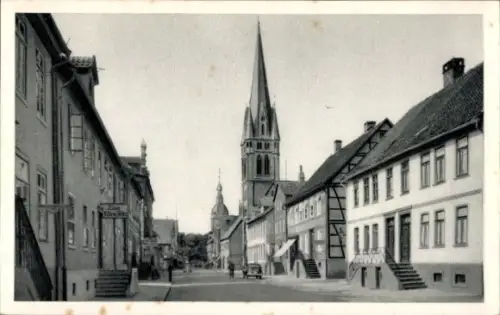 Ak Detmold in Nordrhein Westfalen, Straße mit Häusern, Kirche im Hintergrund, Schwarz-Weiß-Foto