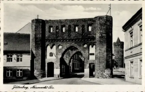 Ak Jüterbog in Brandenburg, Meumarkt-Tor,  Stadtmauer, Straßenansicht