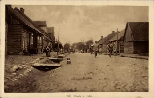 Ak Raczki Woj. Podlaskie Ratzki Polen, Straßenpartie im Dorf, Soldaten