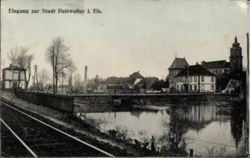 Ak Dettwiller Dettweiler Elsass Bas Rhin, Eingang zur Stadt  Fluss, Bäume, Gebäude, Bahngleise