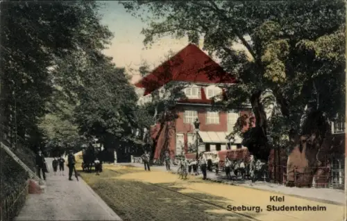 Ak Kiel,  Seeburg Studentenheim, Menschen auf der Straße, Bäume