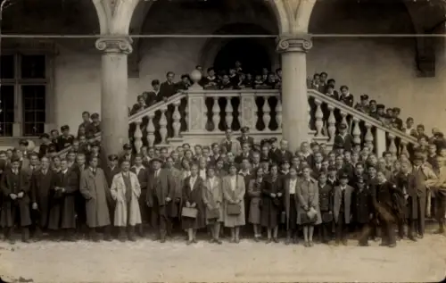 Ak Kraków Krakau Polen, Gruppenfoto, viele Personen, Treppe,  Kleidung,  1935/36