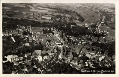 Ak Beerfelden Oberzent im Odenwald, Luftaufnahme von  Häuser, Felder, Kirche