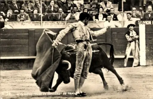 Ak Stierkampf, Torero, Arena, Stier, Zuschauer