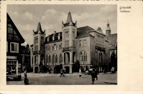 Ak Gütersloh in Westfalen, Rathaus   Architektur, Menschen auf der Straße, Fahrräder