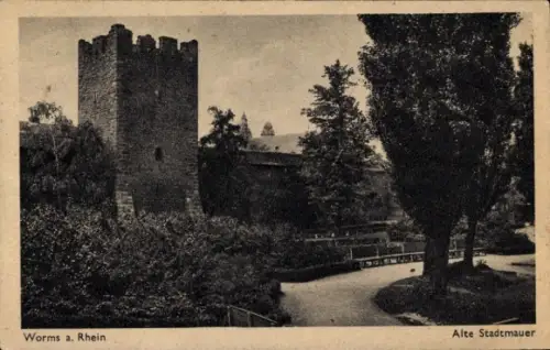 Ak Worms am Rhein, Alte Stadtmauer, Baumgruppe, Weg, Schwarz-Weiß-Foto