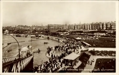 Ak Southport Merseyside England, King's Gardens, Marine Lake,  viele Menschen, Boote, Strandprome