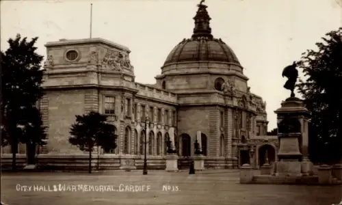 Ak Cardiff Wales, Stadtansicht, City Hall, Kriegsdenkmal,  Nr. 15