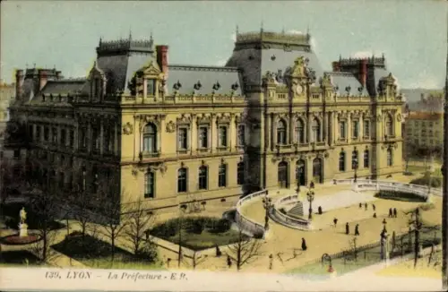 Ak Lyon Rhône,  La Préfecture,  Architektur, Menschen auf der Straße
