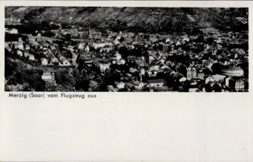 Ak Merzig an der Saar, Luftaufnahme von Merzig, Schwarz-Weiß, Details der Stadt sichtbar