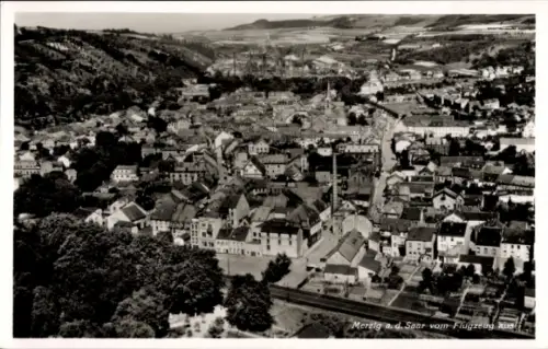 Ak Merzig an der Saar, Luftaufnahme von  Fachwerkhäuser, Kirchen, Hochhäuser