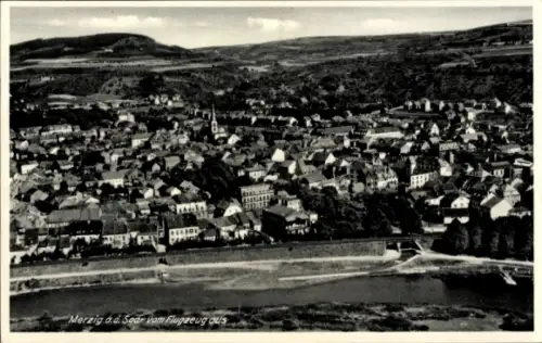 Ak Merzig an der Saar, Luftaufnahme von Merzig an der Saar, Stadtansicht, Fluss