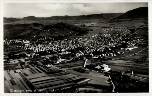 Ak Menzingen Kt Zug Schweiz, Luftaufnahme von  Landschaft, Felder, Berge, schwarz-weiß