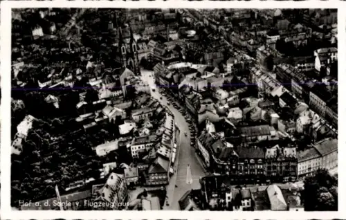 Ak Hof an der Saale Oberfranken Bayern, Luftaufnahme, Stadtansicht, Häuser, Straßen, Kirchen