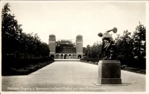 Ak Potsdam, Eingang zum Sportplatz Luftschiffhafen, Plastik Diskuswerfer