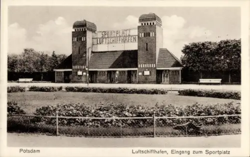 Ak Potsdam in Brandenburg, Luftschiffhafen, Eingang zum Sportplatz