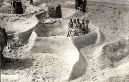 Foto Ak Strandleben, Familie inmitten der Sandburg