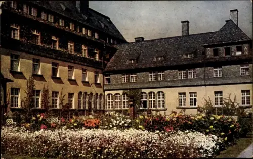 Ak Schneeberg im Erzgebirge, Kurheim  Blumenbeet, Gebäude, 