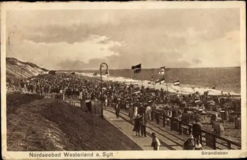 Ak Westerland auf Sylt, Nordseebad Westerland, Strandleben, viele Menschen, Strandkörbe, Flaggen