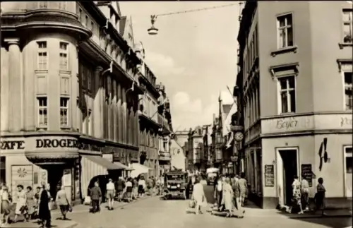 Ak Zeitz im Burgenlandkreis, Straße mit Menschen, Geschäfte, Autos, Werbung,  Atmosphäre